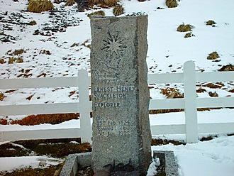 Grób Shackletona w Grytviken na Georgi Południowej
